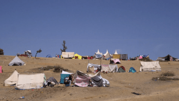 Residentes duermen en campamentos trasperder su hogar durante el terremoto