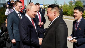 Putin saluda a Kim en un aeródromo en Rusia