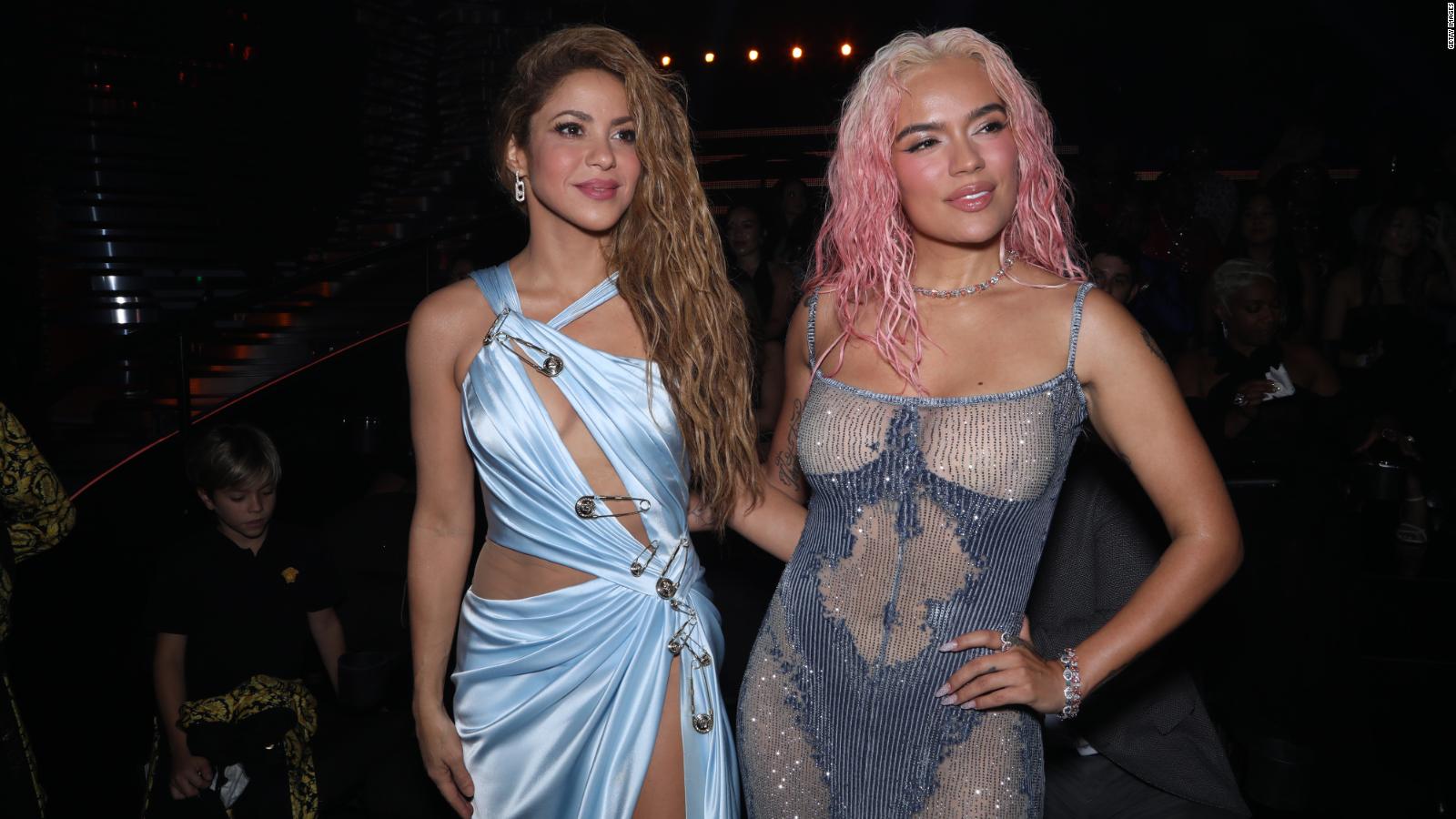 Karol G y Shakira ganan un premio MTV VMA por "TQG" y tienen un momento