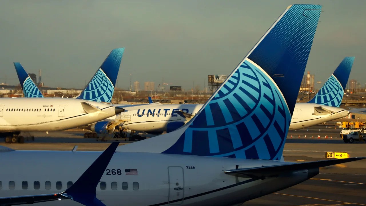 A United Airlines plane lands at an altitude of 28,000 feet within 8 minutes due to a “pressure problem.”