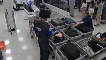 Una cámara de seguridad capta a presunto robo en aeropuerto