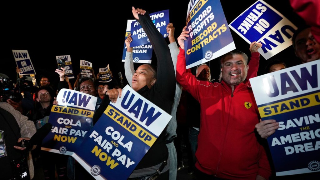 Trabajadores adheridos al United Auto Workers en huelga en la planta de montaje de Ford en Michigan poco después de la medianoche del viernes 15 de septiembre de 2023. (Crédito: Paul Sancya/AP)