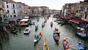 Góndolas y otras embarcaciones participan en la Regata Histórica en el Gran Canal de Venecia el 3 de septiembre. (Crédito: Gabriel Bouys/AFP/Getty Images)