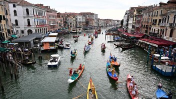 Góndolas y otras embarcaciones participan en la Regata Histórica en el Gran Canal de Venecia el 3 de septiembre. (Crédito: Gabriel Bouys/AFP/Getty Images)