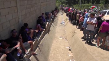 Miles de migrantes duermen en las calles de Danlí