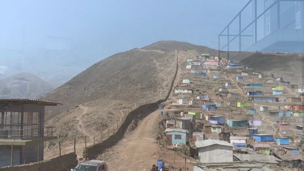 El "Muro de la Vergüenza" de Perú aún no cae por completo