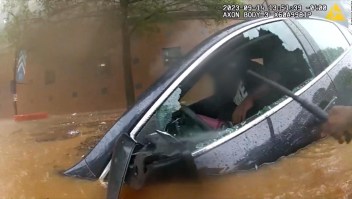 Video muestra cómo rescatan a un hombre atrapado en una riada