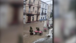 Inundación se lleva sillas y mesas de un restaurante