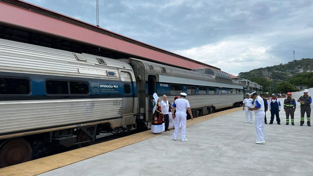 Tren Interoceánico realiza su primer recorrido de prueba con AMLO