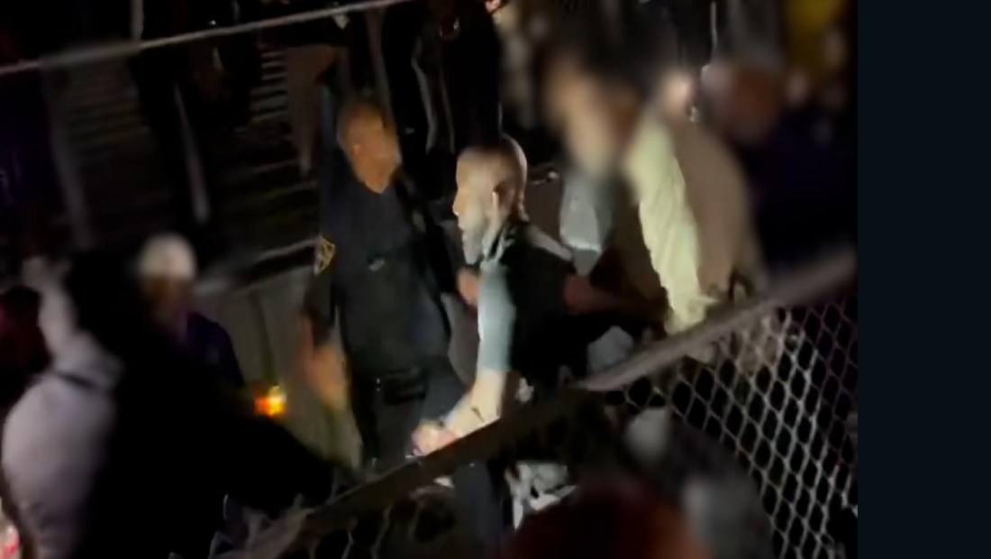 Video muestra cómo la policía somete con una táser a director de banda escolar