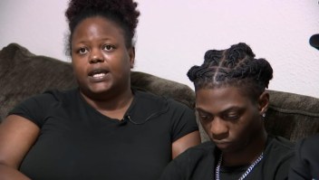 Madre critica a la escuela después de que suspendieran a su hijo por el peinado