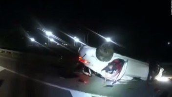 Video muestra a cuatro policías ayudar a levantar coche para salvar al conductor