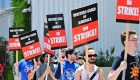 Fin de la huelga de escritores tras acuerdo tentativo que incluye aumentos salariales