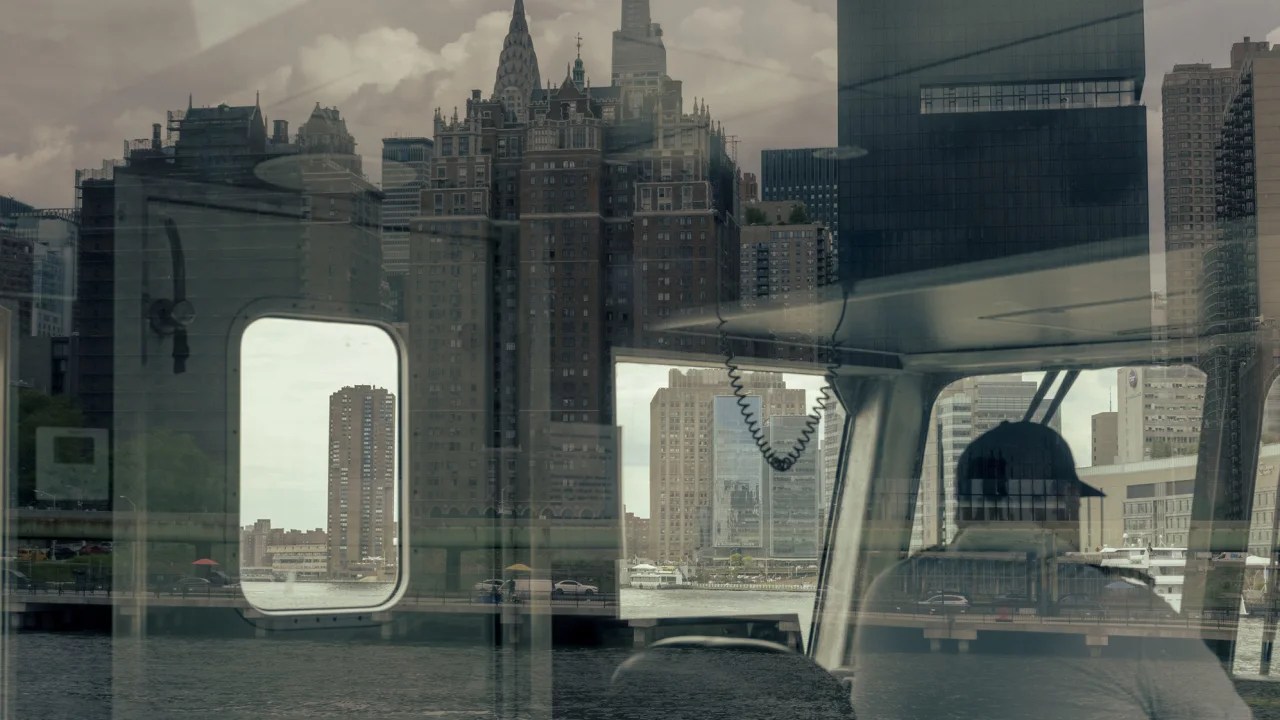 El horizonte de Manhattan se refleja en el East River Ferry cerca del distrito de Queens en la ciudad de Nueva York en agosto de 2022. (Ismail Ferdous/Bloomberg/Getty Images)