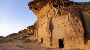 Antiguas tumbas nabateas talladas en el yacimiento arqueológico de Hegra, cerca de la ciudad saudí de AlUla. (Thomas Samson/AFP/Getty Images)