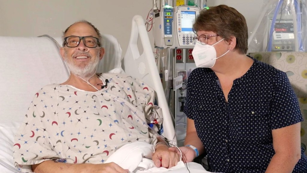 En esta foto facilitada por la Facultad de Medicina de la Universidad de Maryland, Lawrence Faucette se sienta con su mujer, Ann, en el hospital de la facultad en Baltimore, Maryland, en septiembre de 2023, antes de recibir un trasplante de corazón de cerdo.