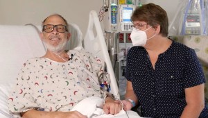 En esta foto facilitada por la Facultad de Medicina de la Universidad de Maryland, Lawrence Faucette se sienta con su mujer, Ann, en el hospital de la facultad en Baltimore, Maryland, en septiembre de 2023, antes de recibir un trasplante de corazón de cerdo.
