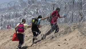 Migrantes se ponen en riesgo para cruzar a EE.UU.