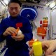 Astronautas chinos juegan ping pong con una gota de agua
