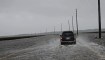 Un conductor circula por una carretera inundada en Cedar Island, Carolina del Norte, el viernes 22 de septiembre. (Crédito: Bryce Shelton/LSM)