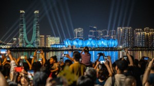 La gente se reúne en el paseo del río Qiantang para ver el espectáculo de luces previo a los Juegos Asiáticos en Hangzhou, China, el 19 de septiembre. (Philip Fong/AFP/Getty Images)