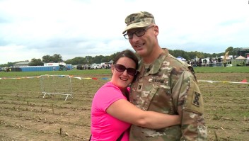Mira cómo sorprende este soldado a su esposa