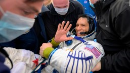 Mira cómo sacan a Rubio de la cápsula después de un año en el espacio