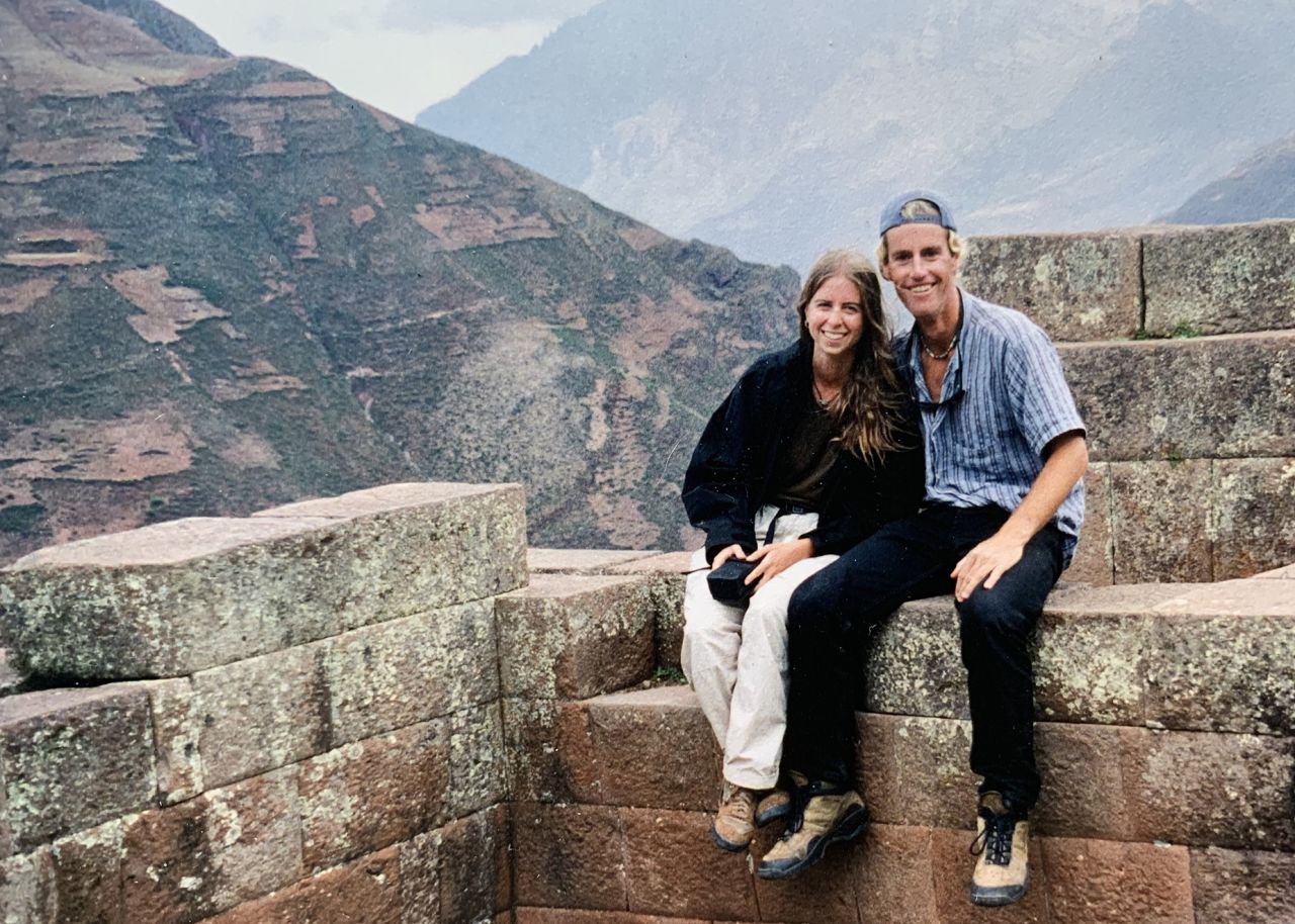 Tracy y Tim se conocieron en Ecuador en 1996. Primero se cruzaron en Quito y luego intentaron reencontrarse en Cuenca. Aquí se les ve más tarde, en 1996, en el pueblo peruano de Ollantaytambo. (Tracy Farrell) 