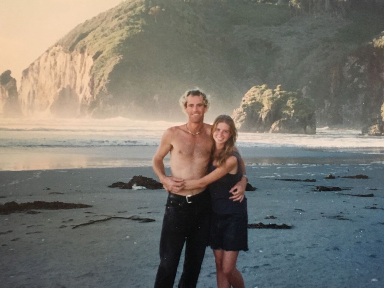 El plan de Tim y Tracy de volver a verse después de la segunda cita salió mal. Aquí están los dos en una playa de Chile en enero de 1997.