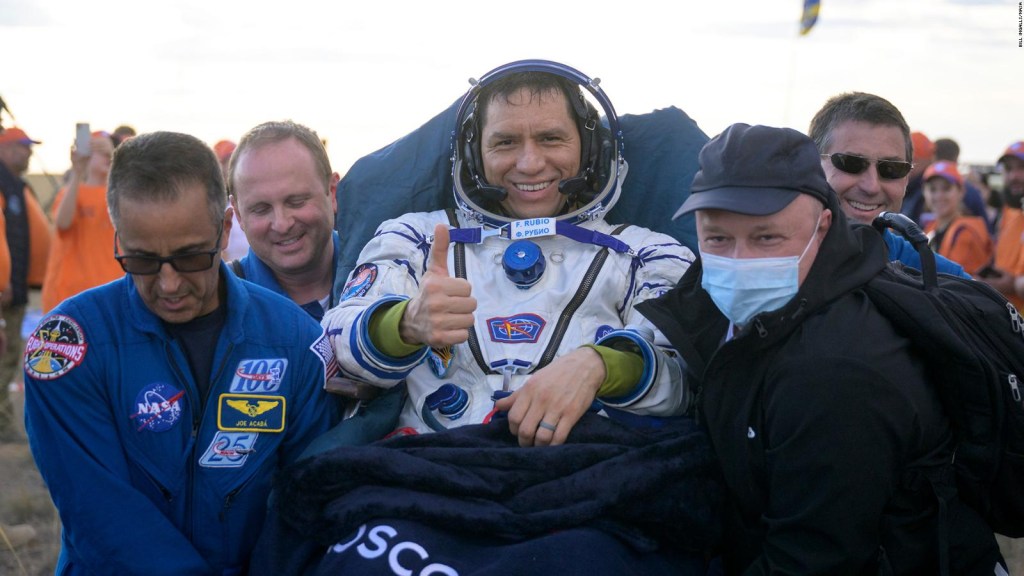 Este astronauta pasó 371 días en el espacio y, al volver, no podía caminar