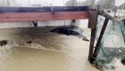 Sudáfrica: inundaciones parten en dos una carretera