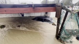 Sudáfrica: inundaciones parten en dos una carretera