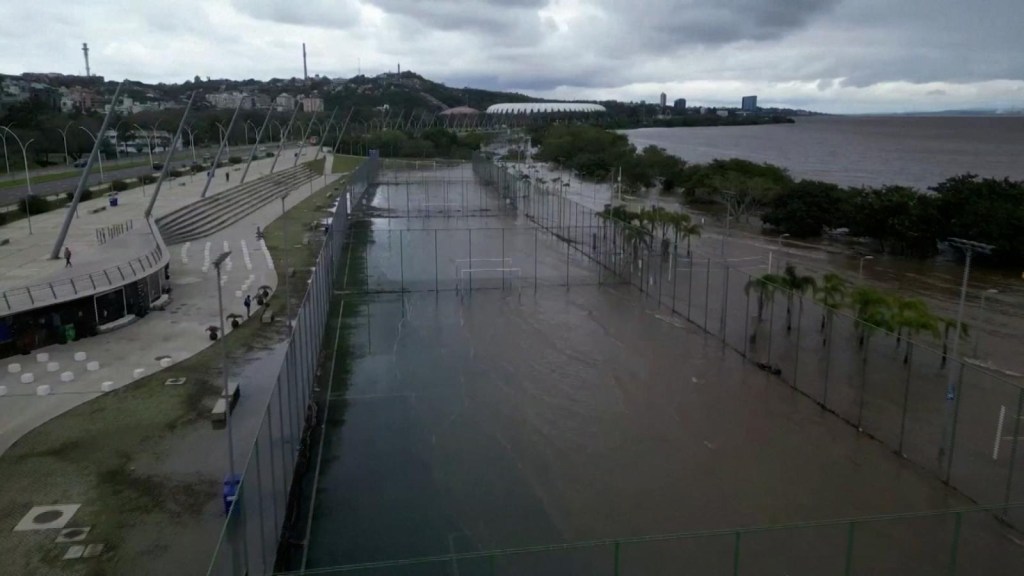 Así quedó de inundada una cancha de fútbol en Brasil