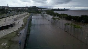 Así quedó de inundada una cancha de fútbol en Brasil