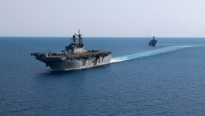 El buque de asalto anfibio USS Bataan y el USS Carter Hall, desplegados para ayudar a garantizar la seguridad marítima en Medio Oriente, navegan el 8 de agosto de 2023. (Crédito: Armada de EE.UU./Reuters)