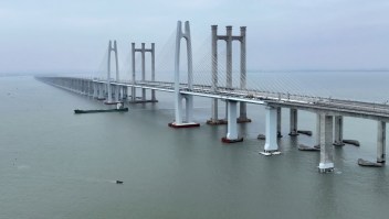 El puente sobre el mar de la bahía de Quanzhou (en la foto) ya forma parte del recorrido del tren de alta velocidad. (Wei Peiquan/Xinhua/Getty Images)