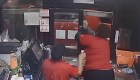 Divulgan video de empleada de restaurante de comida de rápida disparando a un cliente