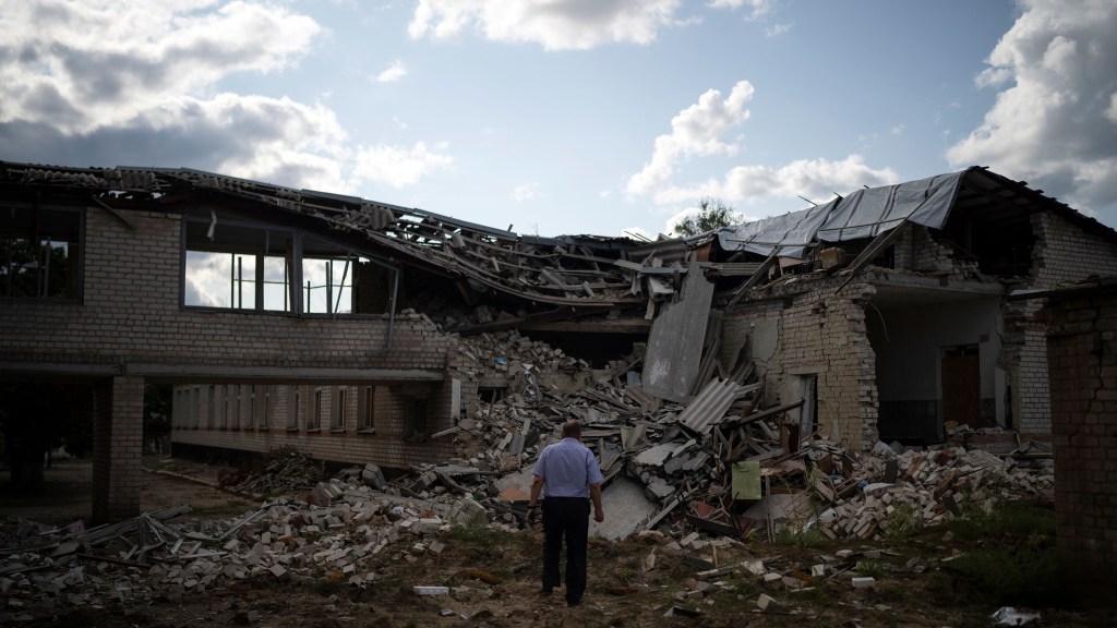 Oleksandr Pishchyk, director de escuela, frente a la biblioteca de la escuela que fue destruida por un bombardeo en Kupiansk, Ucrania, el miércoles 23 de agosto. (Foto: Bram Janssen/AP)