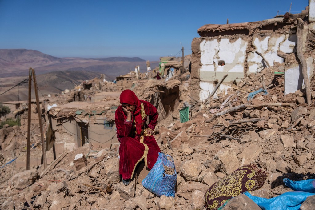 Una mujer sentada entre los escombros de su pueblo, Douzrou, en Marruecos, este lunes. (Foto: Carl Court/Getty Images)