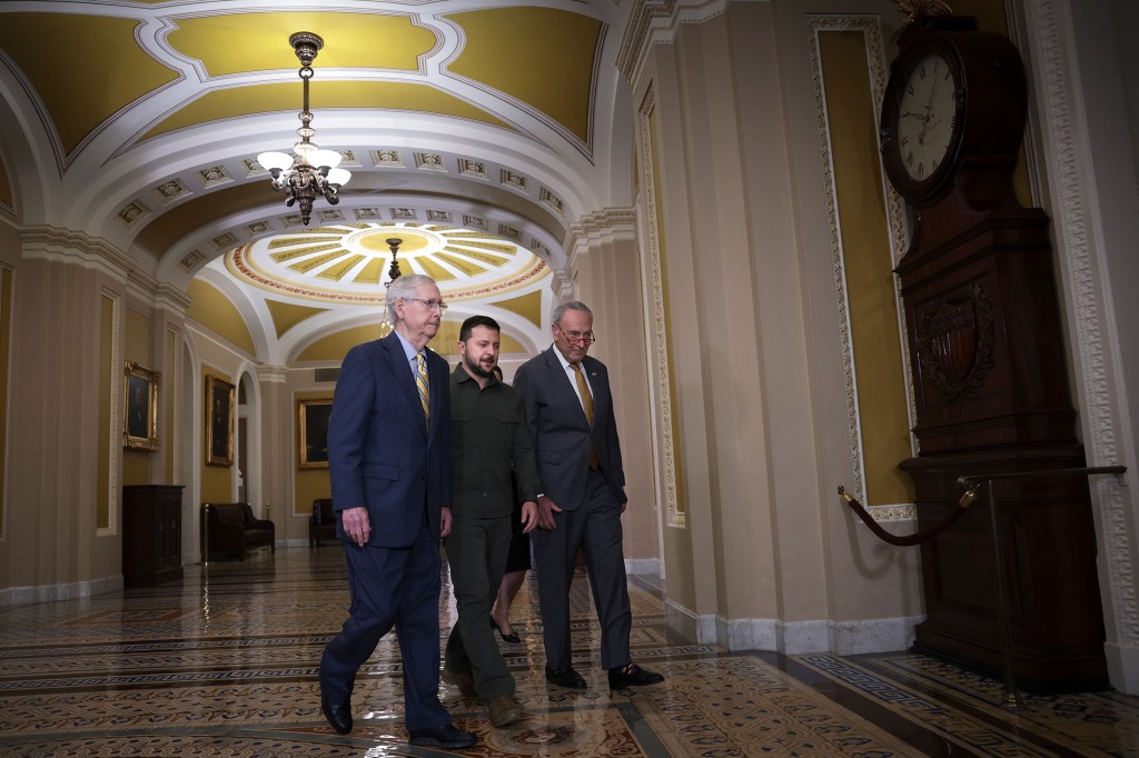 El líder de la minoría del Senado, Mitch McConnell, y el líder de la mayoría del Senado, Chuck Schumer, caminan con el presidente de Ucrania, Volodymyr Zelensky, en el edificio del Capitolio el 21 de septiembre de 2023 en la ciudad de Washington. (Foto: Win McNamee/Getty Images)