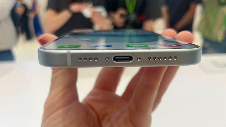Los nuevos modelos de iPhone 15 ahora utilizarán un cable de carga USB-C, poniendo fin a 11 años con el cable de carga Lightning patentado por Apple. (Samantha Kelly/CNN)