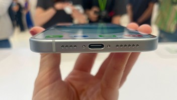 Los nuevos modelos de iPhone 15 ahora utilizarán un cable de carga USB-C, poniendo fin a 11 años con el cable de carga Lightning patentado por Apple. (Samantha Kelly/CNN)