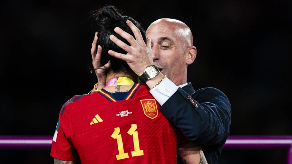 Luis Rubiales en la foto besando a Jenni Hermoso después de la final del Mundial femenino. (Foto: Noemí Llamas/Eurasia Sport Images/Getty Images)