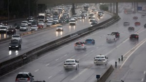 Esta fotografía tomada el 4 de septiembre de 2023 muestra coches circulando bajo la lluvia por la autopista M-30 de Madrid. Afectada desde hace meses por una sequía histórica, España se ha visto azotada por lluvias torrenciales. Este fenómeno meteorológico, conocido como DANA, comenzó del 3 de septiembre por la tarde y se prolongó hasta la noche, especialmente en Madrid y Castilla-La-Mancha, donde cayeron torrentes de agua. (Foto: THOMAS COEX/AFP vía Getty Images)