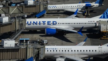 Una foto de archivo muestra aviones de United Airlines estacionados en el Aeropuerto Internacional Newark Liberty en Newark, Nueva Jersey, el 9 de marzo de 2023. (Foto: Ed Jones/AFP/Getty Images/Archivo)
