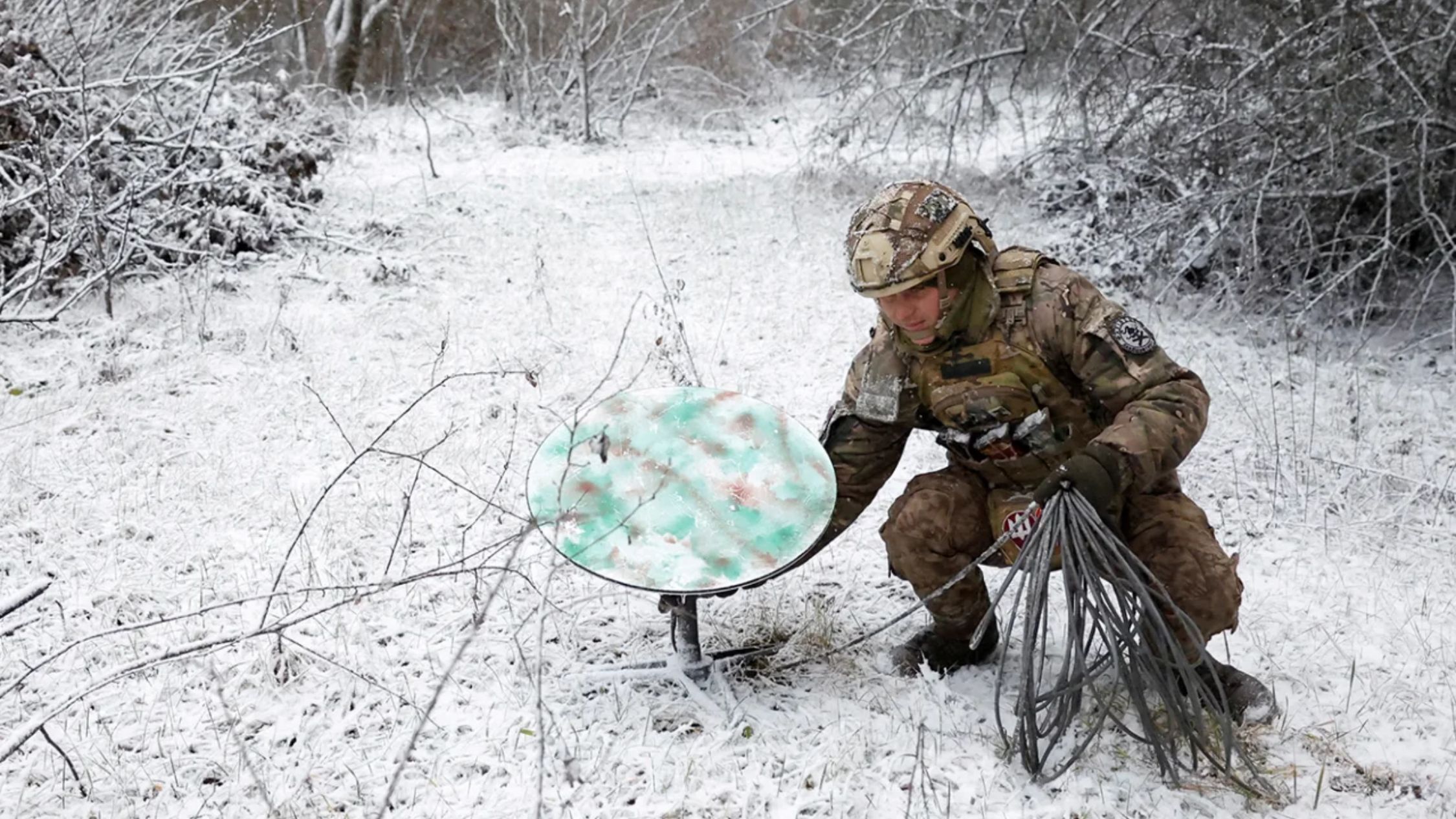 Un soldado ucraniano desconecta su Starlink en la línea del frente durante un alto el fuego anunciado por Rusia durante el período de Navidad ortodoxo, el 6 de enero de 2023. (Foto: Clodagh Kilcoyne/Reuters)