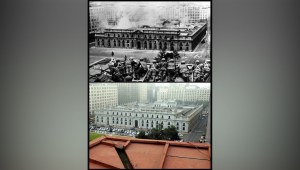 La parte superior de esta foto muestra a las tropas del Ejército chileno disparando contra el Palacio de La Moneda en Santiago el 11 de septiembre de 1973. Abajo, el mismo lugar casi 30 años después. (Foto: Victor Rojas/AFP/Getty Images)