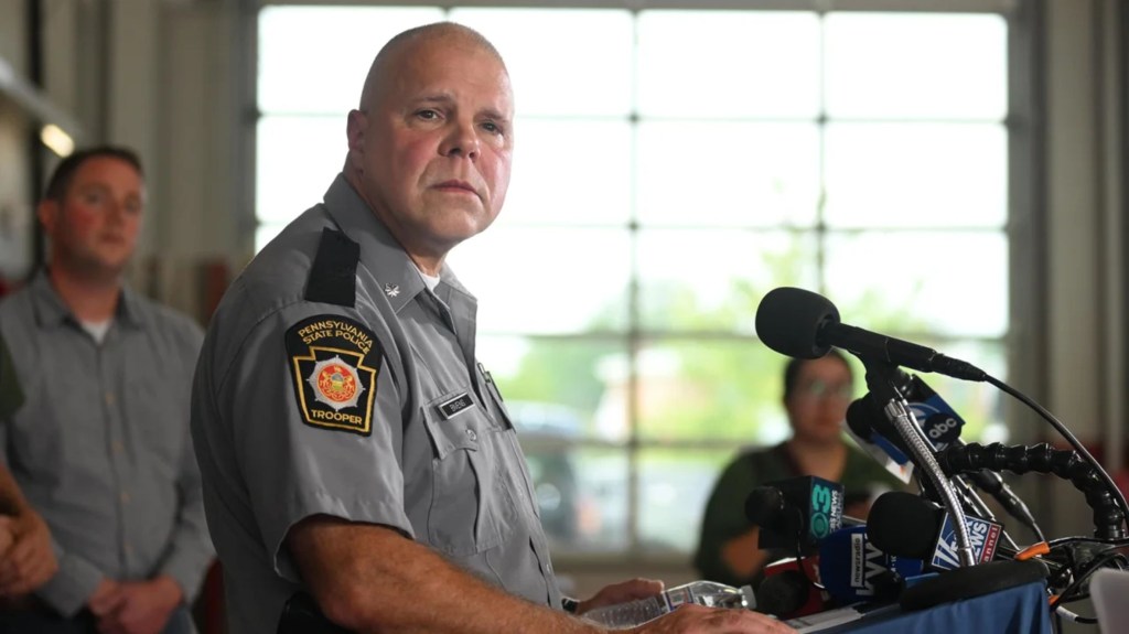 El teniente coronel George Bivens, de la Policía Estatal de Pensilvania, informa a los medios sobre los acontecimientos en la búsqueda de Cavalcante este domingo. (Foto: Mark Makela/Getty Images)