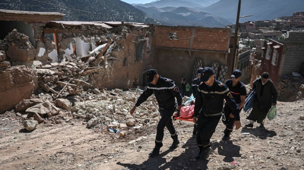 Los equipos de defensa civil evacuan a un sobreviviente herido del terremoto del 8 de septiembre en la aldea de Moulay Brahim en la provincia de Al Haouz, en las montañas del Alto Atlas, en el centro de Marruecos, el 11 de septiembre de 2023. (Foto: PHILIPPE LOPEZ/AFP vía Getty Images)