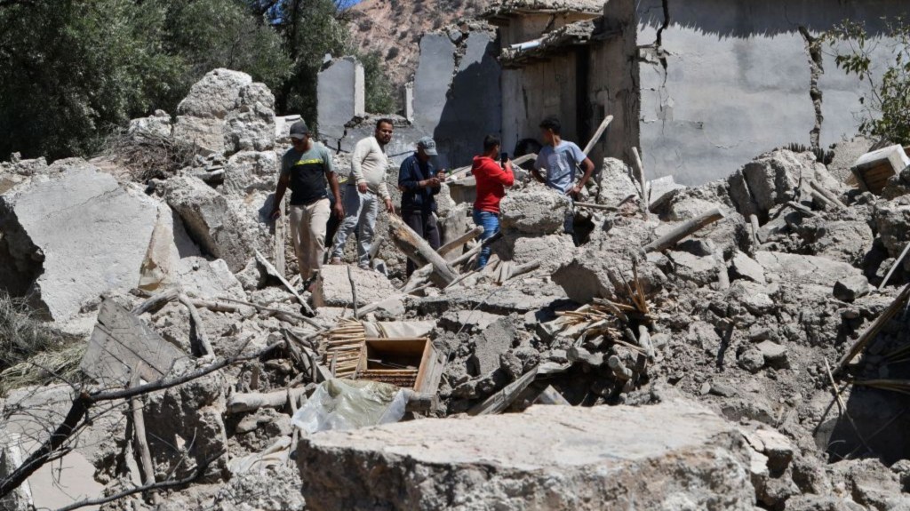 Residentes buscan entre los escombros de sus casas en la aldea de Imoulas, en la provincia de Taroudant, una de las más devastadas en Marruecos tras el terremoto, el 11 de septiembre de 2023. (Foto: FETHI BELAID/AFP vía Getty Images)